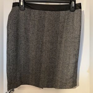 Banana Republic size 4 black & white patterned skirt. Worn once!